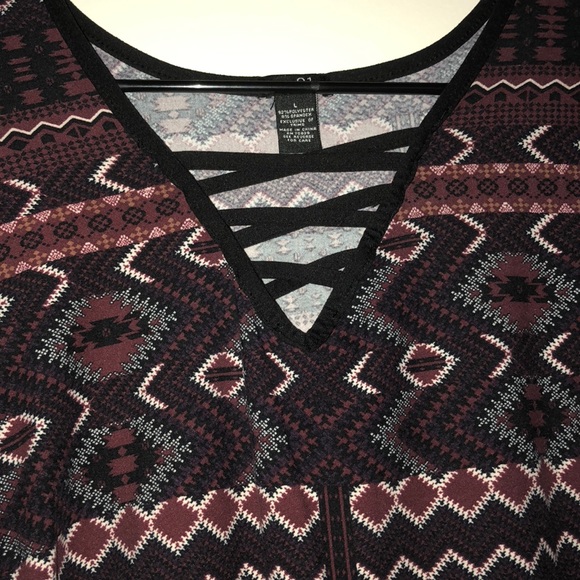 Patterned low cut top - Picture 2 of 4